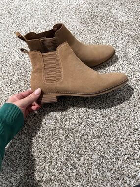 Toms Women's Chelsea Booties in Light Brown Suede